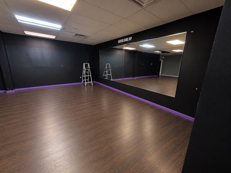 More Photos Of 1 Queen Anne Rd, Bogota Storefront Retail Residential For Lease