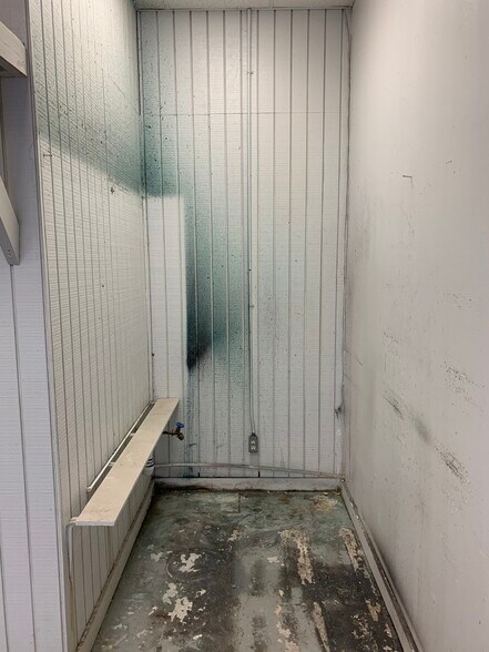 More Photos Of 5424 W Oak St, Palestine Showroom For Lease