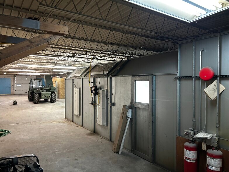 More Photos Of 4515 N 56th St, Lincoln Light Distribution For Lease