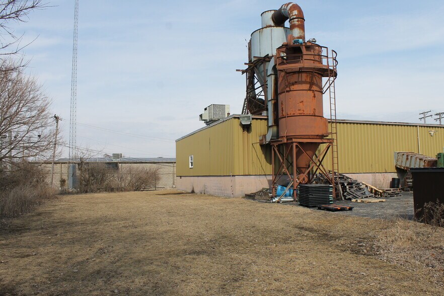 More Photos Of 121 Industrial Dr, Dekalb Manufacturing For Sale