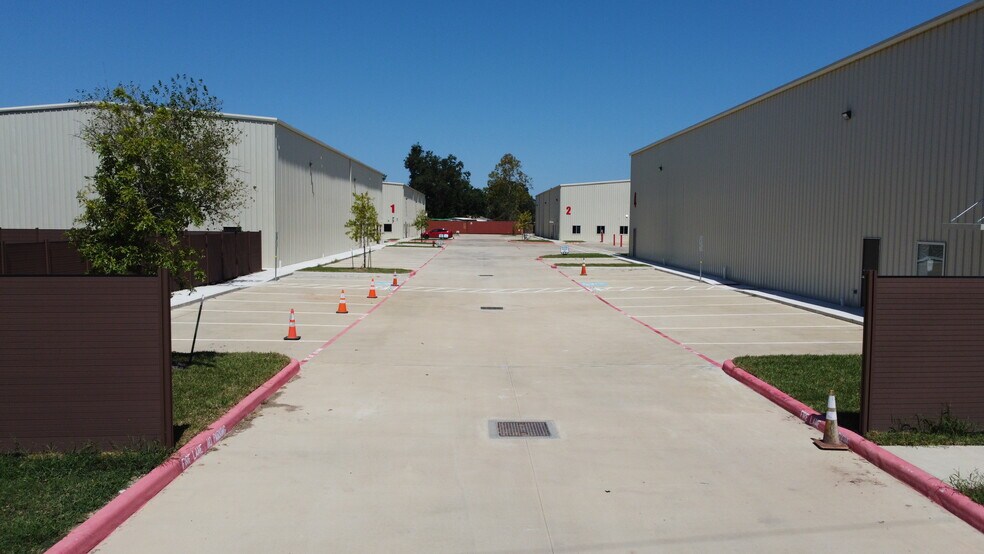 More Photos Of 314 W Riley Fuzzel Rd, Spring Unknown For Lease