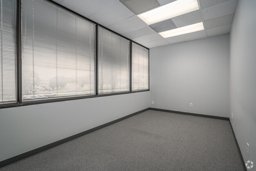More Photos Of 333 N Rivershire Dr, Conroe Office For Lease