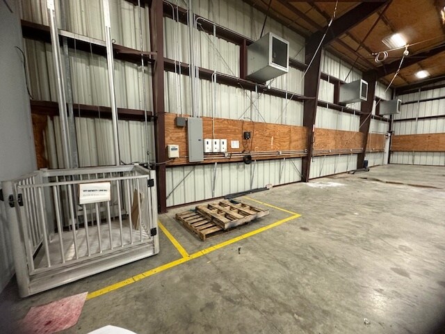 More Photos Of 205 E Wallisville Rd, Highlands Warehouse For Lease