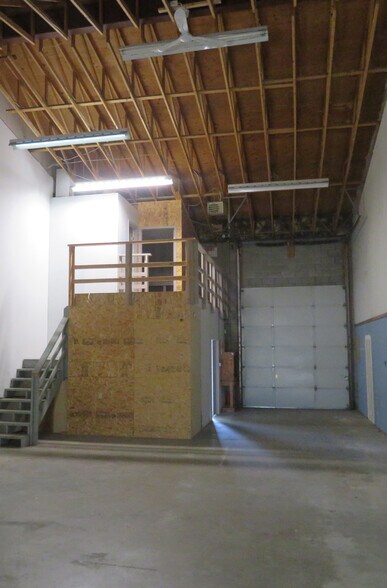 More Photos Of 933 Ellery St, Esquimalt Warehouse For Lease
