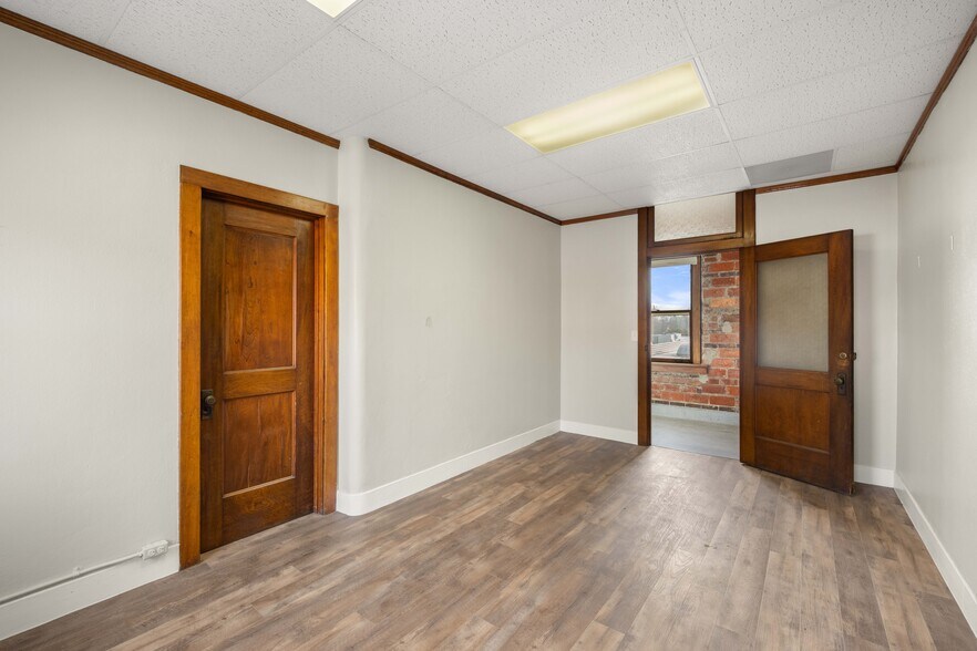 More Photos Of 101 E Jefferson St, Winterset Office For Sale