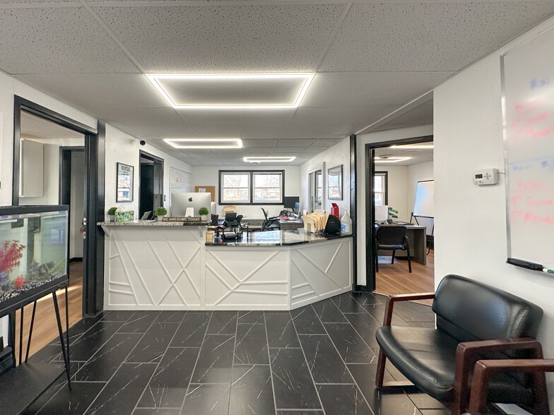 More Photos Of 305 E Maple Rd, Troy Office For Sale