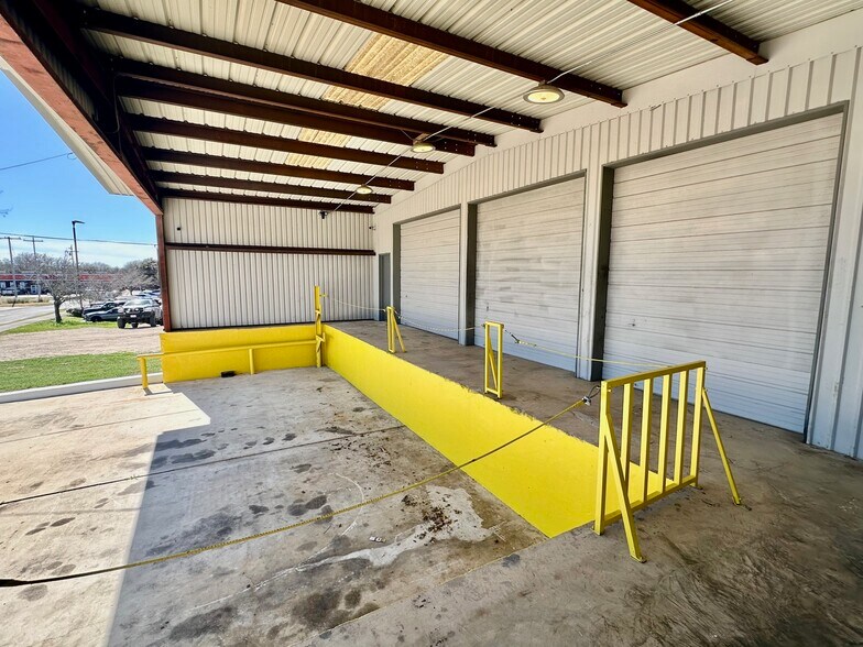 More Photos Of 210 Gravel St, Seguin Warehouse For Lease