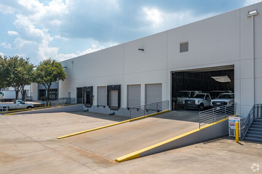 More Photos Of 1640 Wallace Dr, Carrollton Warehouse For Lease