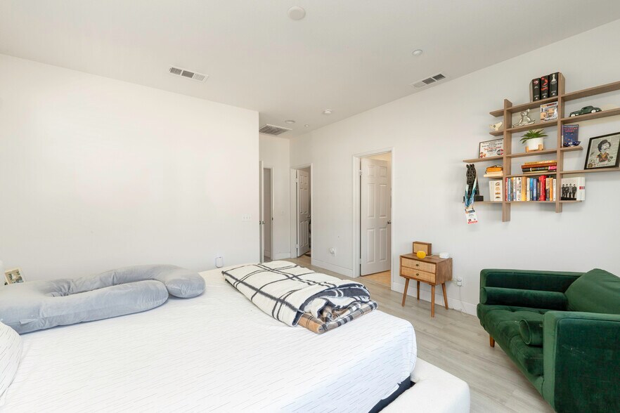 More Photos Of 10997 Cedarhurst Way, Riverside Multifamily For Sale