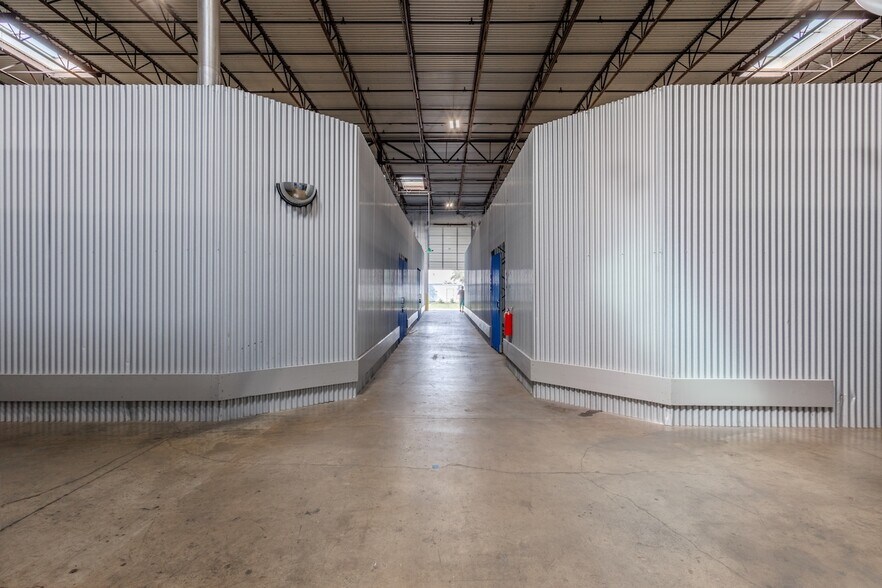 More Photos Of 11410-11420 Mathis Ave, Farmers Branch Distribution For Lease