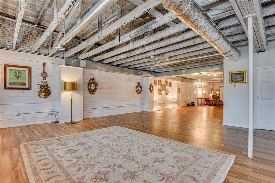 More Photos Of 114 W 6th St, Waynesboro Showroom For Sale