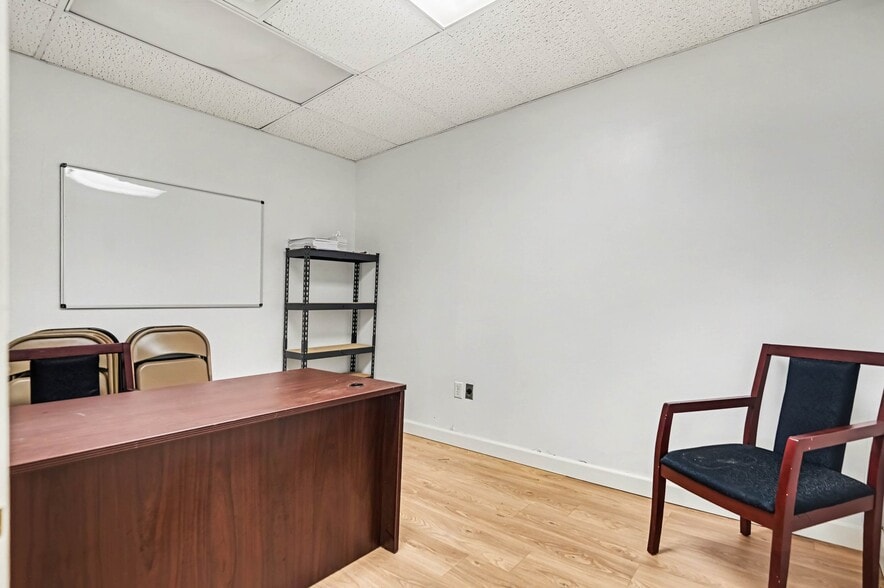 More Photos Of 516-528 Main St, Hamilton Office For Sale