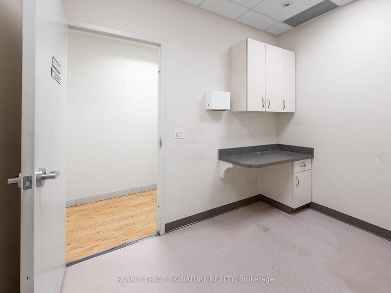 More Photos Of 1560 Queen St W, Toronto Storefront Retail Office For Lease