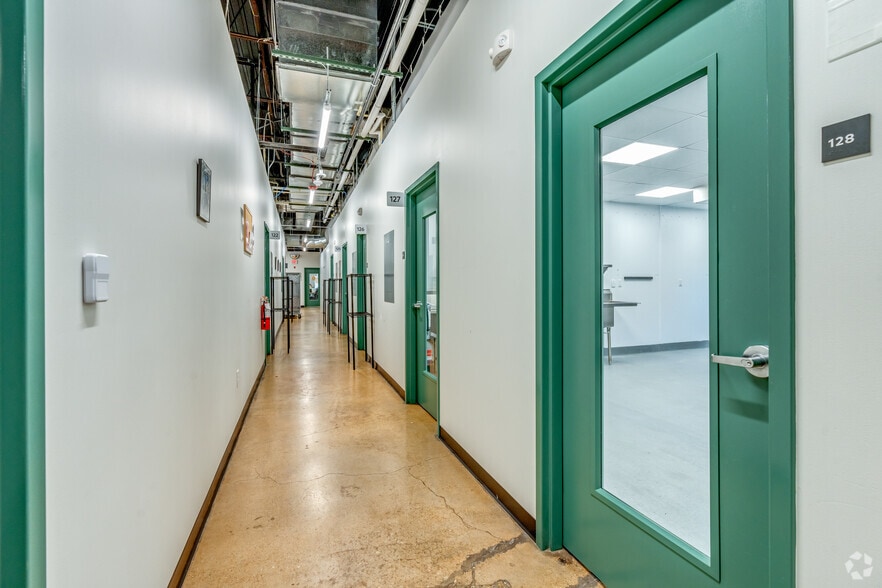 More Photos Of 3230 Towerwood Dr, Farmers Branch Distribution For Lease