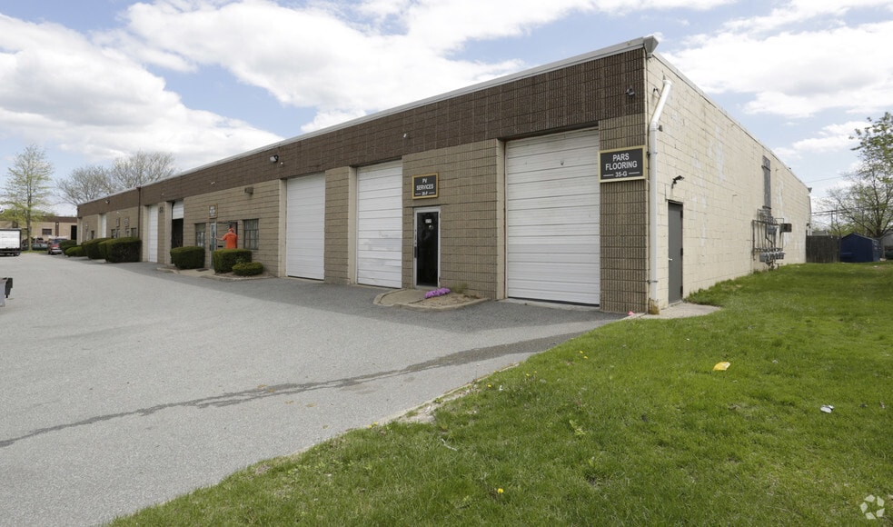 More Photos Of 35 Corbin Ave, Bay Shore Warehouse For Lease