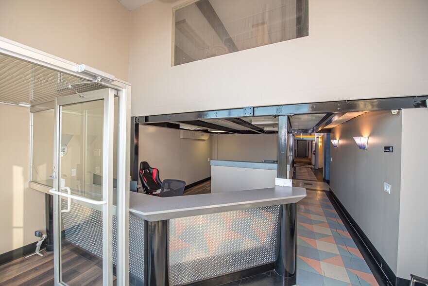 More Photos Of 77 Gazza Blvd, Farmingdale Showroom For Sale