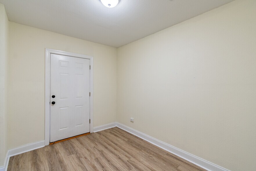 More Photos Of 2706 Stallone Dr, Tampa Office Residential For Lease