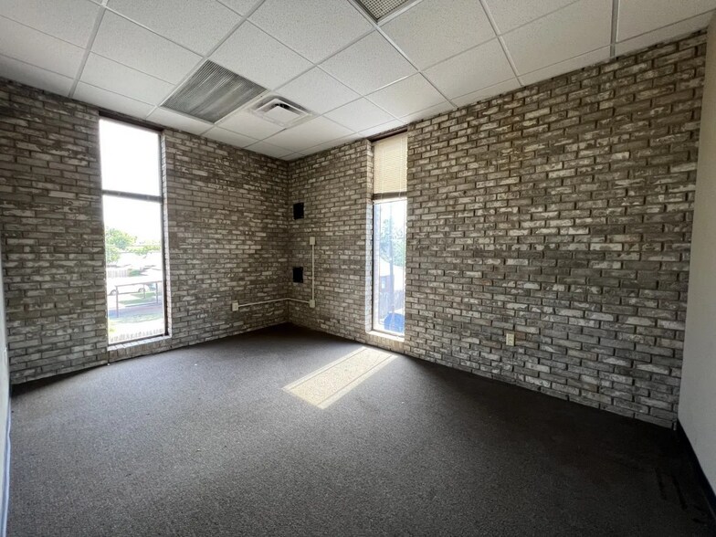 More Photos Of 2800 NW 36th St, Oklahoma City Office For Lease
