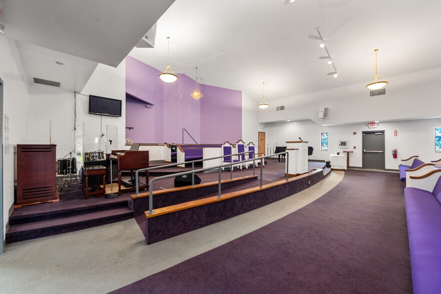 More Photos Of 1050 Kemper Meadow Dr, Cincinnati Religious Facility For Sale