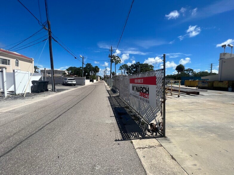 More Photos Of 264 Bahama St, Venice Office For Lease