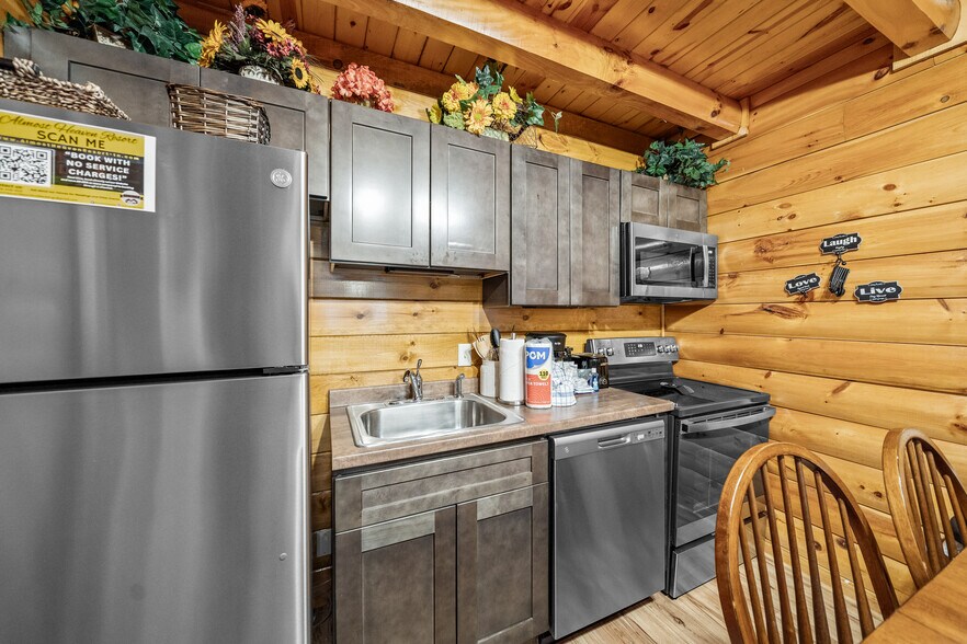 More Photos Of 4309 E Parkway, Gatlinburg Office For Sale