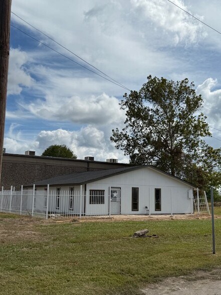 More Photos Of 2531 S Bypass 35, Alvin Freestanding For Lease