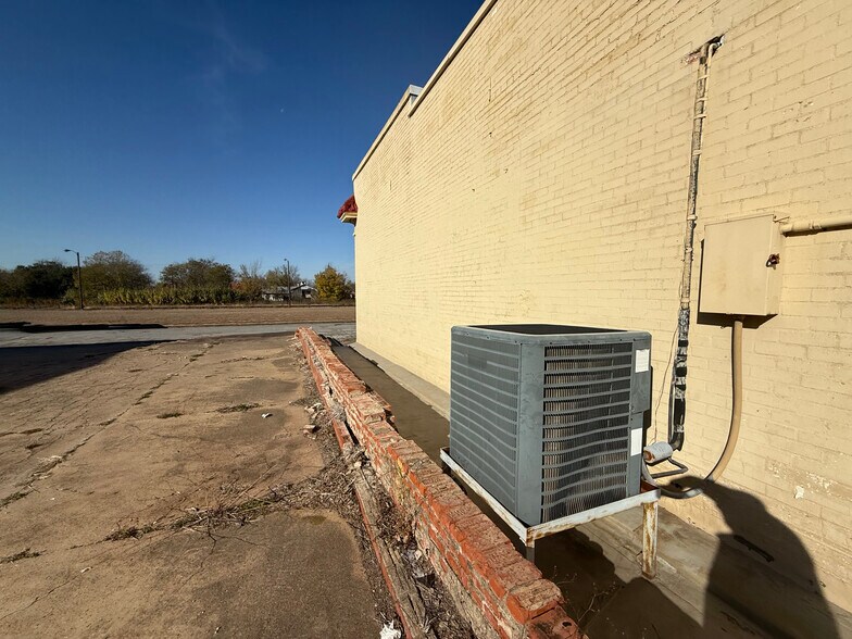 More Photos Of 214 N Railroad St, Mexia Office For Sale