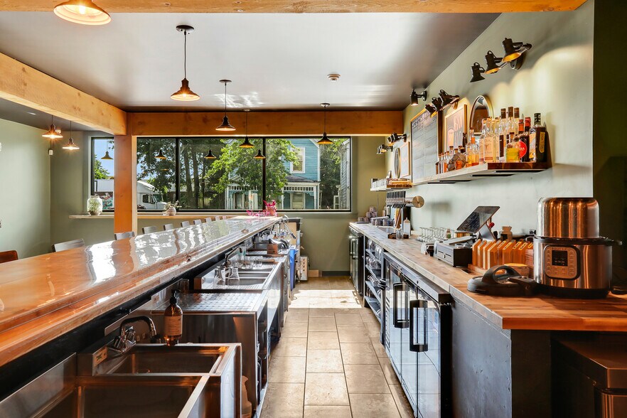 More Photos Of 21 O'neil St, Kingston Restaurant For Sale