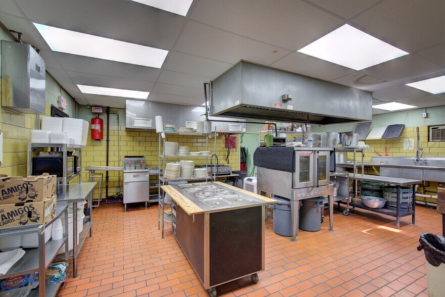 More Photos Of 217 College St, Sulphur Springs General Retail For Sale