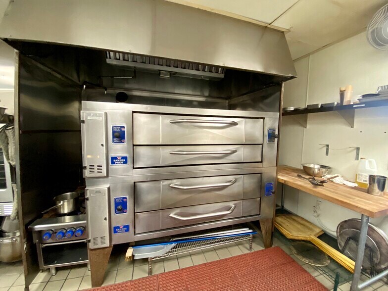 More Photos Of 826 Pico Blvd, Santa Monica Storefront For Sale