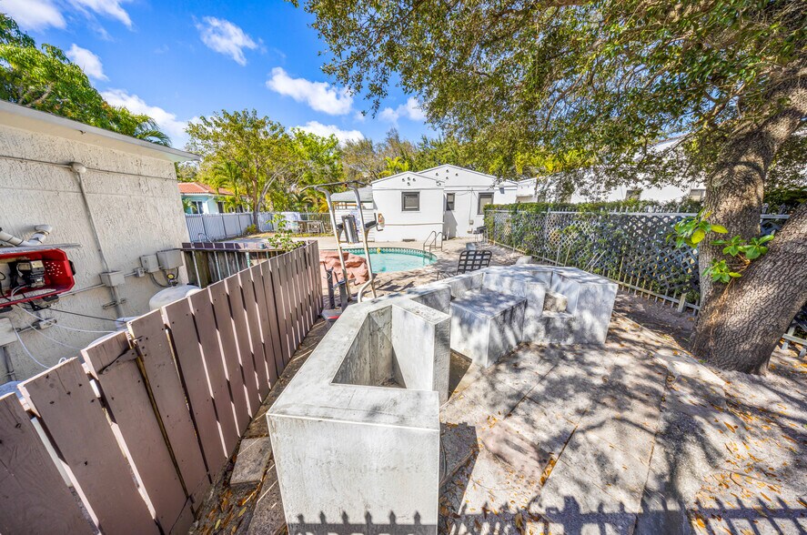 More Photos Of 2000 Monroe St, Hollywood Apartments For Sale