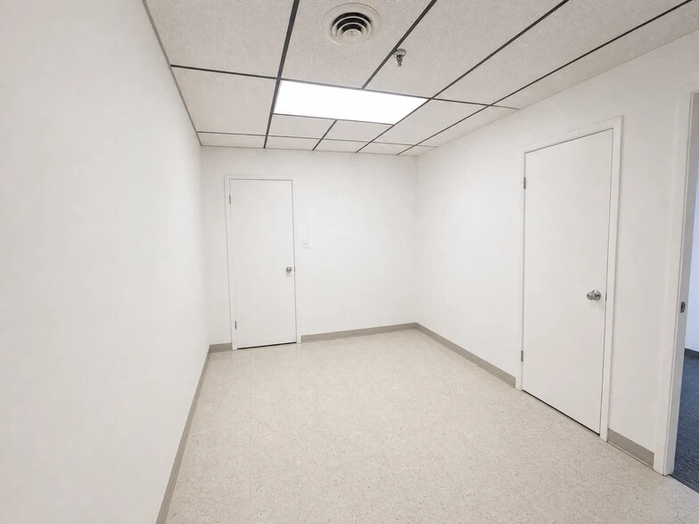 More Photos Of 4211 Rhode Island Ave N, New Hope Freestanding For Lease