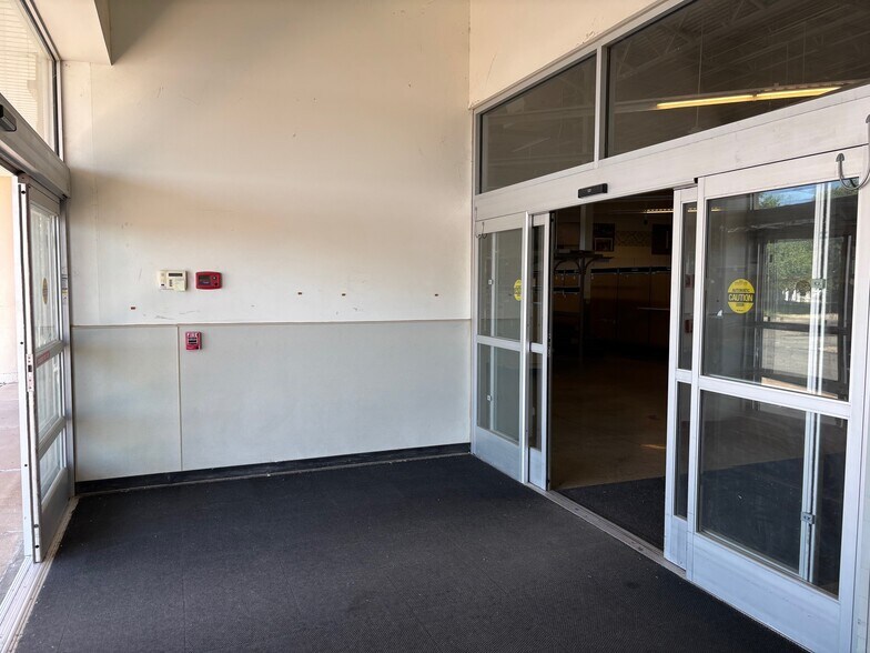 More Photos Of 6920-6930 W Kellogg Dr, Wichita Freestanding For Lease