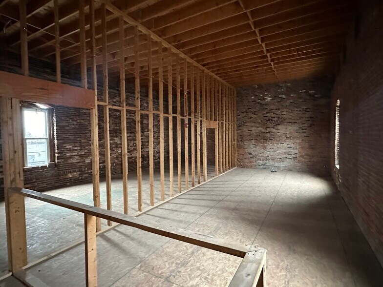 More Photos Of 3093-3095 W 25th St, Cleveland Storefront Retail Office For Lease