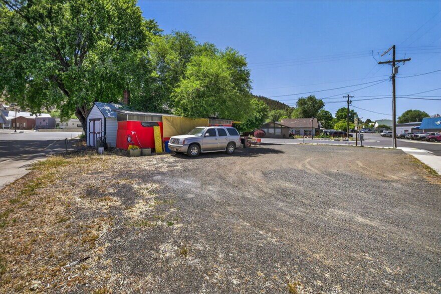 More Photos Of 234 S Canyon Blvd, John Day Freestanding For Sale