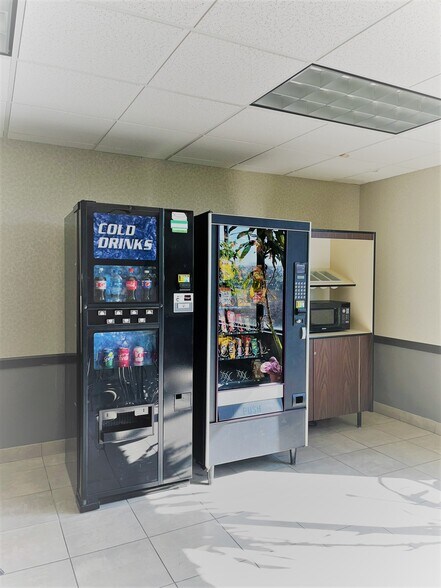 More Photos Of 960 Rand Rd, Des Plaines Flex For Lease