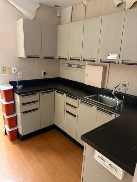 More Photos Of 400-440 Hospital Dr, Warrenton Medical For Sale