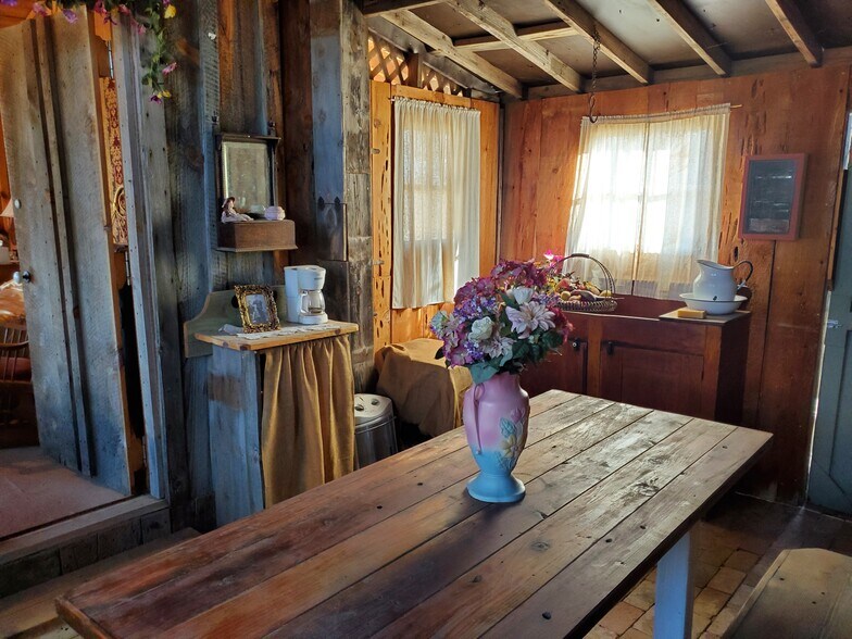 More Photos Of 331 W Rockspring Ln, Benson Movie Radio TVStudio For Sale