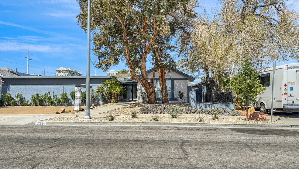 Primary Photo Of 724 S 9th St, Las Vegas Unknown For Lease