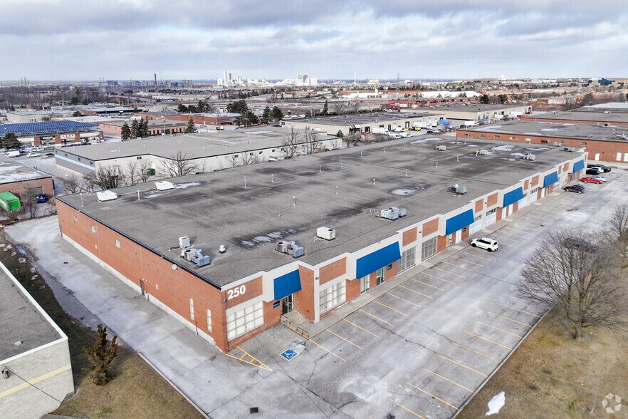 More Photos Of 250-270 Steelcase Rd, Markham Warehouse For Lease