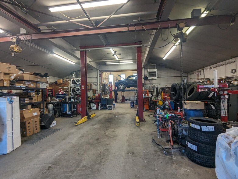 More Photos Of 4 Gannett Rd, Bellevue Distribution For Sale