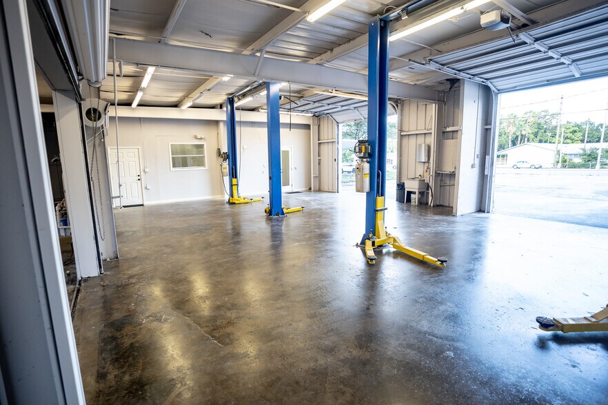 More Photos Of 14041 N Florida Ave, Tampa Auto Dealership For Sale