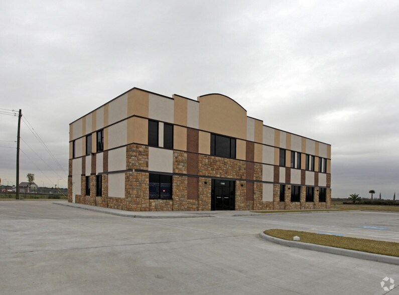 More Photos Of 11450 Space Center Blvd, Houston Medical For Lease