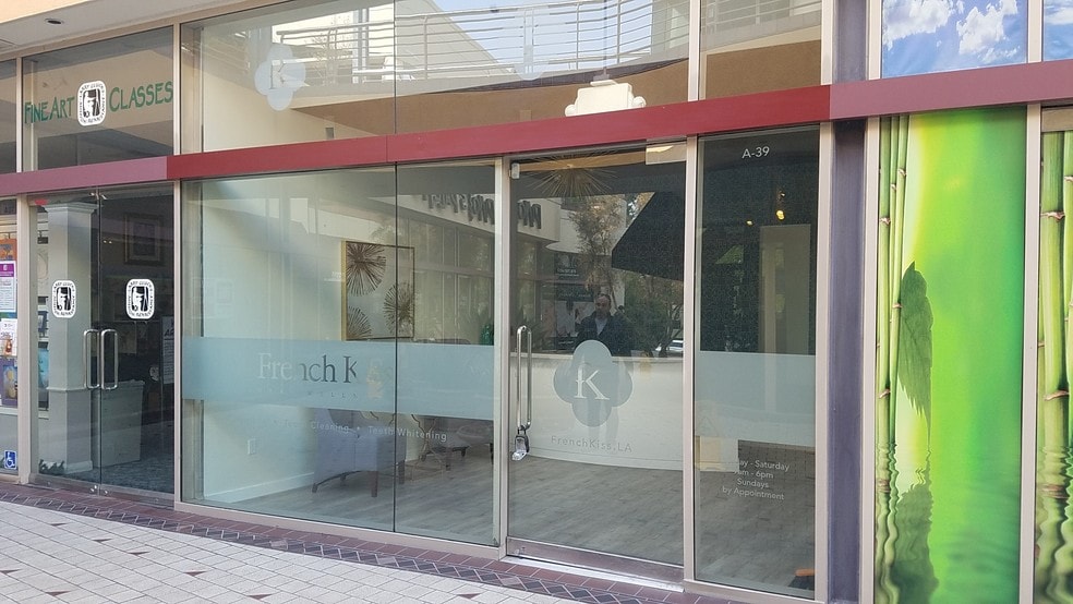 More Photos Of 17401-17405 Ventura Blvd, Encino General Retail For Lease