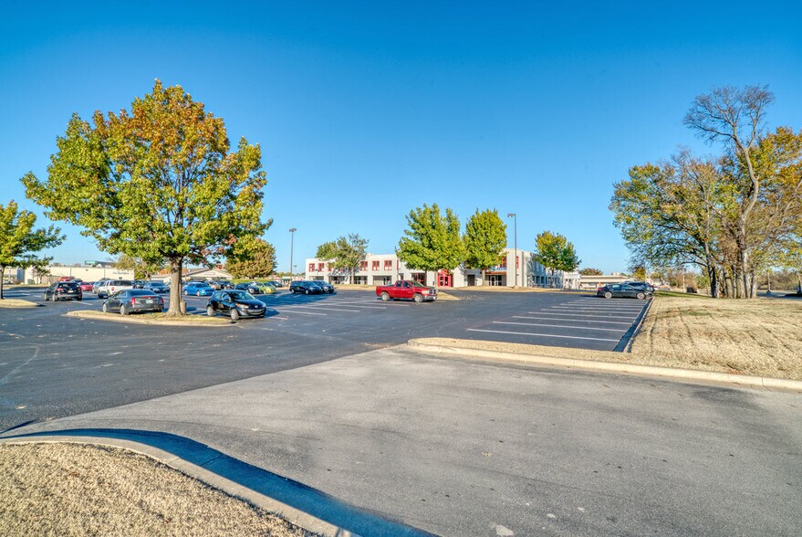 More Photos Of 7127-7133 Riverside Pky, Tulsa Office For Sale