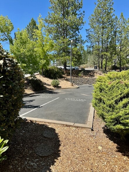 More Photos Of 155 Spring Hill Dr, Grass Valley Warehouse For Lease