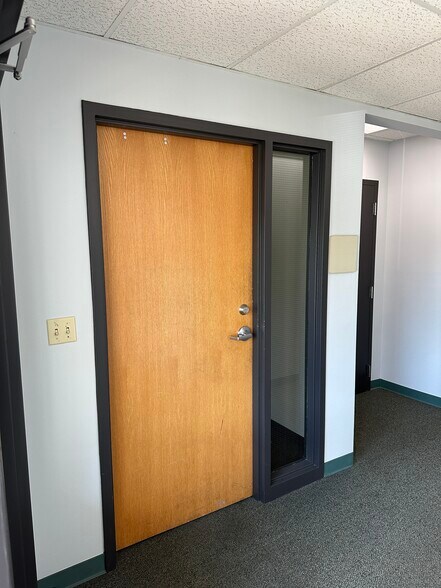 More Photos Of 5450 Wansford Way, Rockford Office For Sale