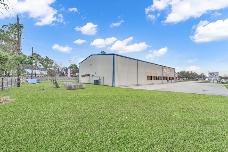 More Photos Of 2819 Louetta Rd, Spring Showroom For Lease