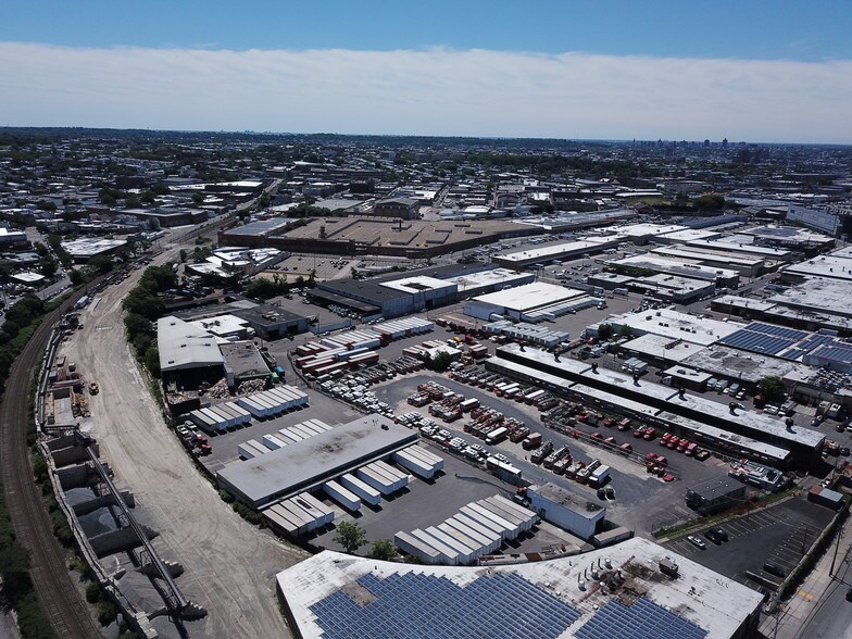 More Photos Of 1 Railroad Pl, Maspeth Warehouse For Lease