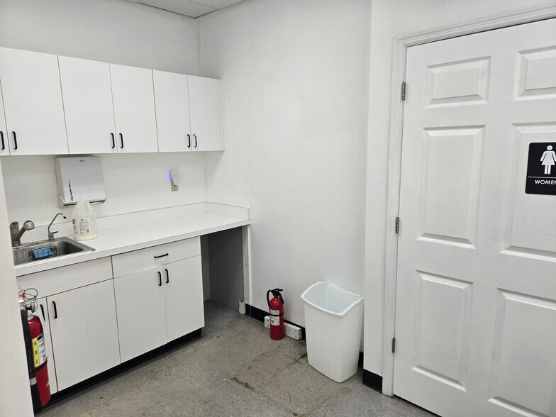 More Photos Of 1765 Carneige Ave, Clearwater Warehouse For Sale